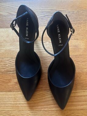 Anne Klein Black Pointed-Toe Ankle-Strap Pumps-Size 8